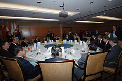 （写真）EAS（東アジア首脳会議）外相昼食会（平成17年12月10日）