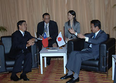 （写真）日・ミャンマー外相会談（平成17年12月10日）
