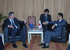 （写真）日・豪外相会談（平成17年12月10日）