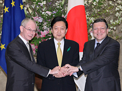 （写真）日・EU首脳定期協議前に写真撮影に応じる首脳
