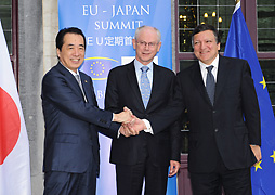 （写真）日・EU定期首脳協議に臨む菅総理