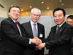 (写真)ファン=ロンパイ欧州理事会議長、バローゾ欧州委員会委員長と握手する野田総理大臣