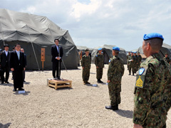 （写真）岡田外務大臣の自衛隊宿営地視察1