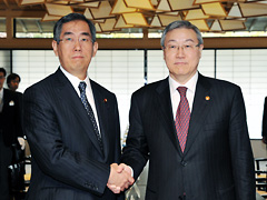 （写真）日韓外相会談1