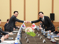 （写真）大韓民国の李明博大統領と握手する鳩山総理