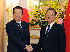 （写真1）温家宝中国国務院総理と握手する菅総理大臣
