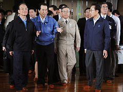 （写真1）温家宝中国国務院総理，李明博韓国大統領と菅総理大臣