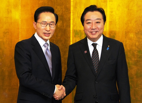 （写真）韓国の李明博大統領と握手する野田総理