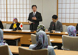（写真）（宇野政務官の話を熱心に聞くブルネイ高校生）