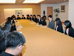 （写真）岡田大臣との懇談の様子
