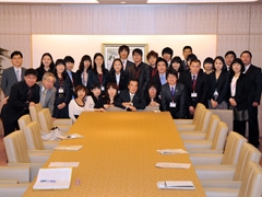 （写真）岡田大臣との記念撮影