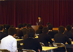 （写真）（西村大臣政務官による歓迎の挨拶）