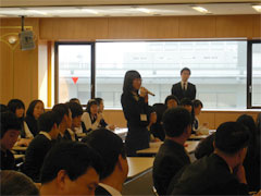（写真）（大臣政務官に質問する韓国高校生）