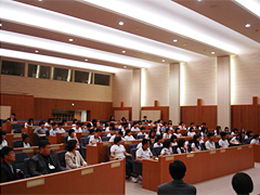 （写真）熱心に話に聞き入っている中学生一行の様子