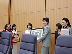 （写真）ベトナム中高生訪日団による西村外務大臣政務官表敬訪問