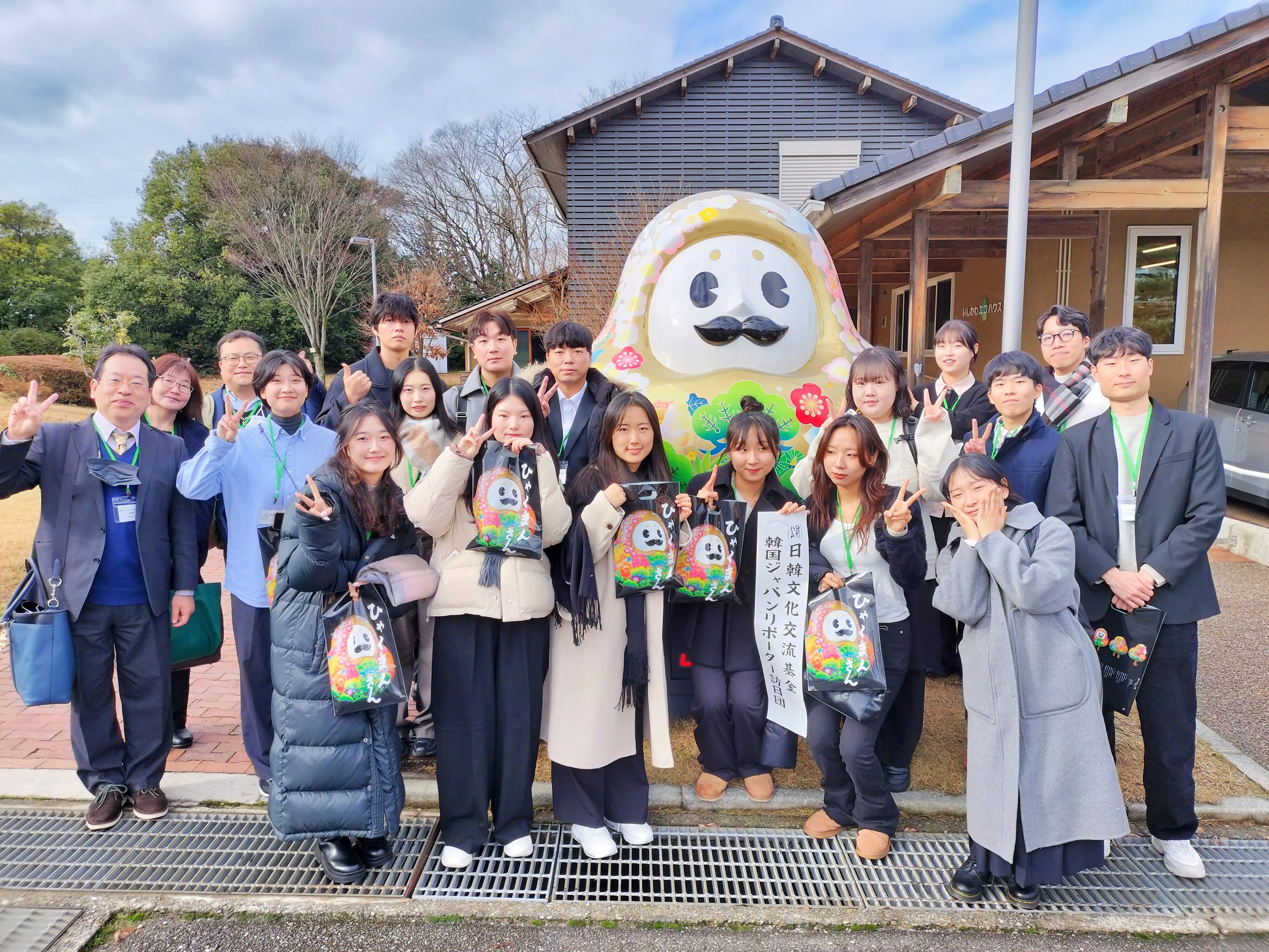 在韓公館選抜韓国ジャパンリポーター訪日団の集合写真