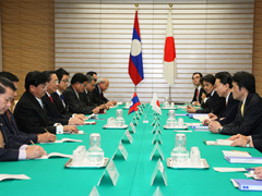 チェンマリー国家主席と会談する鳩山総理の写真