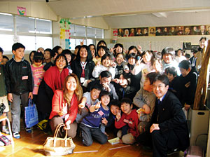 （写真）潮田小学校の児童と参加者