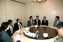 （写真）中南米議連所属議員との懇談