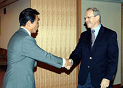 （写真）ヒル米国務次官補表敬