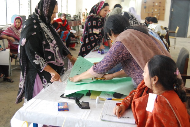 （写真）女性用投票所でも多くの投票者が列を作った