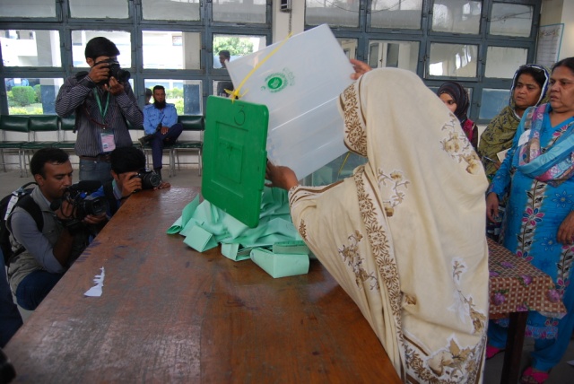 （写真）開票作業を行う選挙監視委員会の女性
