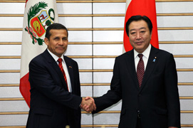 ウマラ・ペルー共和国大統領と握手をする野田総理の写真
