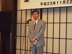 （写真）挨拶をする加藤政務官