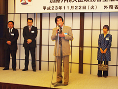 （写真）小林座長と有識者委員
