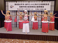 （写真）親善大使としてダンスを披露する「フラガール」-1 