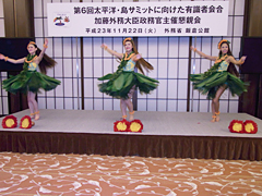 （写真）親善大使としてダンスを披露する「フラガール」-2