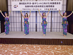 （写真）親善大使としてダンスを披露する「フラガール」-3