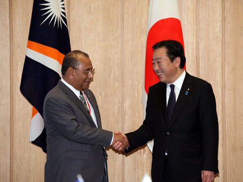 (写真)ロヤック・マーシャル大統領と握手する野田総理