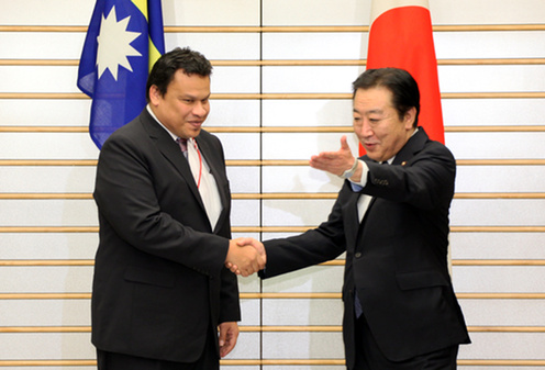 (写真)ダブウィド・ナウル大統領と握手する野田総理