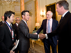 （写真）英国側出席者と握手する前原議員