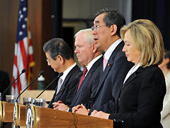 （写真）日米安全保障協議委員会（「2＋2」）共同記者会見