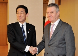 岸田外務大臣とデ・ヒュフト欧州委員(貿易担当)の会談 (1)