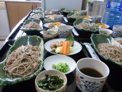 （写真）来客に提供した麺料理