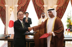 租税条約及び原子力協定等の署名式への立ち会い<br>(写真提供:内閣広報室)
