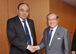 鈴木外務副大臣とエルデネバト・モンゴル日本友好議員連盟会長との会談 (1)