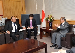 鈴木外務副大臣とエルデネバト・モンゴル日本友好議員連盟会長との会談 (2)