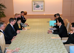 岸田外務大臣とシーア・カナダ下院議長との会談 (2)
