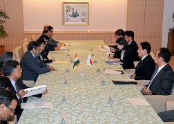 岸田外務大臣とシャルマ・インド商工・繊維大臣との会談 (2)