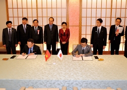 岸田外務大臣とニャン・ベトナム副首相との会談 (3)
