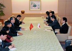 岸田外務大臣とニャン・ベトナム副首相との会談 (1)