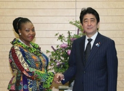イボンヌ・チャカチャカ国連ミレニアム開発目標(MDGs)アフリカ特別大使の安倍総理大臣表敬