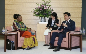 イボンヌ・チャカチャカ国連ミレニアム開発目標(MDGs)アフリカ特別大使の安倍総理大臣表敬