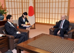 ベンドレイ世界宗教者平和会議事務総長の岸田外務大臣表敬 (2)