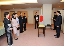 「ジャパンデー~食と芸術のコラボ~」の出演者・団体に対する外務大臣感謝状の授与 (1)