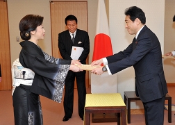 「ジャパンデー~食と芸術のコラボ~」の出演者・団体に対する外務大臣感謝状の授与 (2)